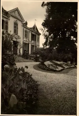 Vila com jardim — vista geral