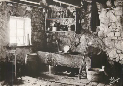 Interior de uma cozinha rustica — pedras à vista, editor L. Crouchoury