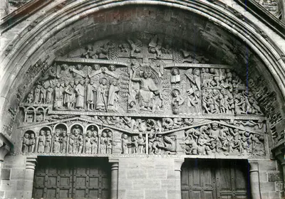 Portal esculturado da catedral — baixos-relevos bíblicos — editor desconhecido, n° de série não visível