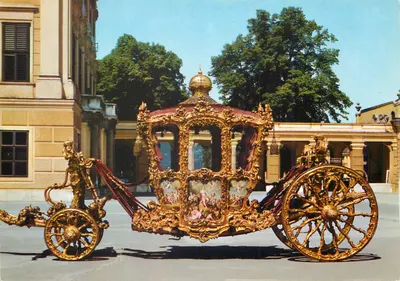 Carroça real dourada — Palácio de Praga — editor não visível