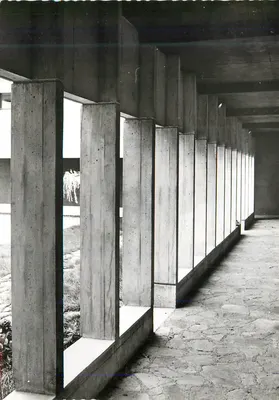 Pavilhão da Escola de Arquitetura da Universidade de Liège — vista da galeria coberta — editor desconhecido, número de série não visível
