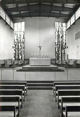 Interior de uma igreja moderna — vista do altar e vitrais — editor desconhecido
