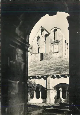 Ruínas de um convento antigo — vista através de um portal — editor não identificado