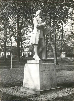Estatua de Maurice Quentin de La Tour — pastelista — em um parque arborizado