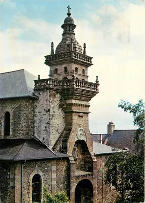 Igreja de São Pedro de Saint-Pierre-sur-Dives — vista da torre sineira — editor não visível
