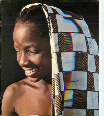 Joven africana sonriente — retrato — editor no visible