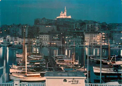 Porto de Aix-en-Provence — vista noturna com a basílica Notre-Dame de la Garoupe no fundo — editor não visível