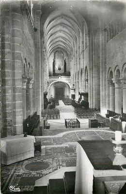 Interior da catedral — vista da nave e do órgão — editor Cim, número de série não visível