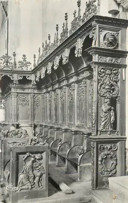 Interior de uma igreja — cadeira e retábulos esculpidos — editor C. Lamy