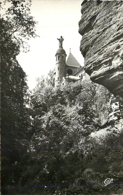 Castelo da Virgem — estátua da Virgem Maria sobre uma torre — editor Cap