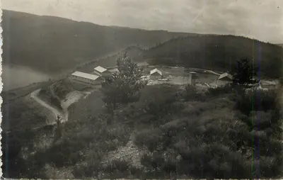 Vista de um local industrial em montanha — editor e número de série não legíveis