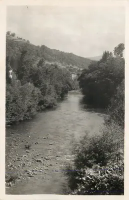 Vista do rio na vales — paisagem natural — editor não identificável