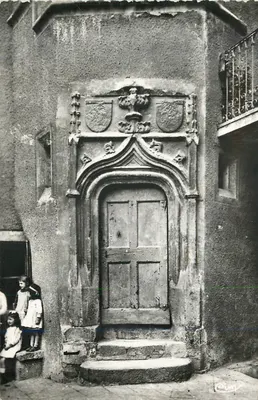 Porta de entrada decorada com brasões — Céret — editor Céret