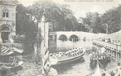 Jogo de água das celebrações do Lustrum de 1910 em Leiden — festa fluvial com barcos e ponte