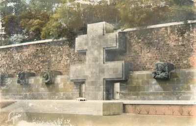 Monumento aos Mortos da Segunda Guerra Mundial — 1939-1945 — editor Lyqa