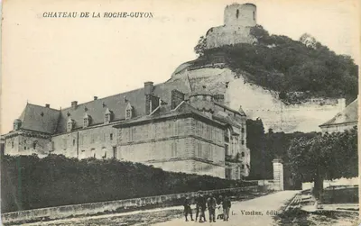 Castelo de La Roche-Guyon — vista do castelo e da torre sobre a colina — L. Vidière, editor