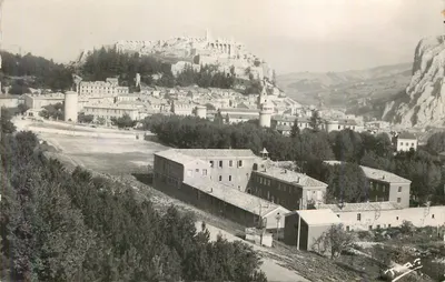 Cidade de Montpellier — vista panorâmica com castelo na colina — editor não visível