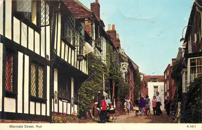 Mermaid Street, Rye — vista de ruas pavimentadas com casas de madeira — editor R.1411