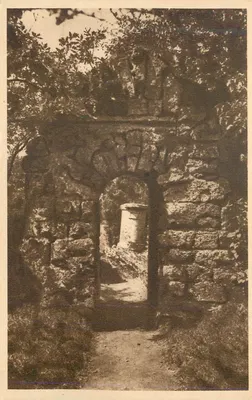 Portal em pedra — entrada de um caminho florestal — editor não visível