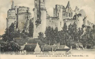 Château de Pierrefonds en ruines — construit en 1390, restauration entreprise en 1858 par Violet-le-Duc — LL