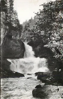 Cachoeira em um canyon florestal — editor não identificável