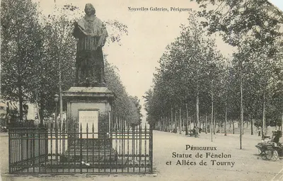 Bilhete postal antigo Galerias Nouvalles Périgueux Estátua de Fenelon e Avenues de Tourny