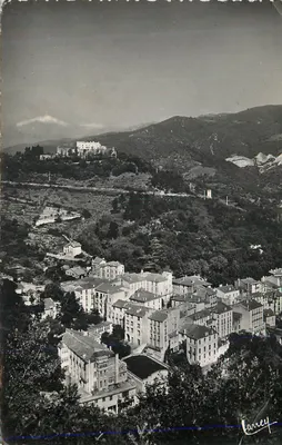Lansey — vista panorâmica do vilarejo e do castelo na colina — editor Lansey