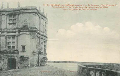 Grignan-le-Château (restaurado) — A Terrasse - Torre Francisco IV — Vista esplêndida sobre a Planície, desde a Lance, até o Rio Ródano e às Cévennas, ao Sul, o Luberon