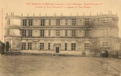 Grignan-le-Château (restaurado) — Cour d'Honneur - Façade François Ier — à direita, a Torre François Ier — à esquerda, a Torre Sévigné.