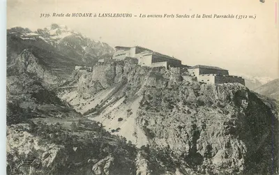 Estrada de Modane a Lanslebourg — Os antigos Fortes Sardes e a Dent Parrachée (3712 m.)