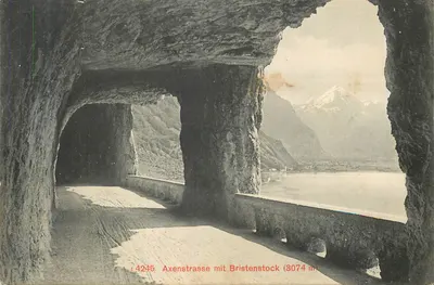 Axenstrasse mit Bristenstock (3074 m) — vista desde um túnel rochoso — editor L. 4245
