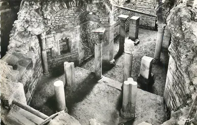 Ruínas de um templo ou de um edifício antigo — editor 'Cimy' — número de série ilegível
