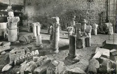Ruínas do antigo templo da cidade — coleção de colunas e capitéis — editor Pim