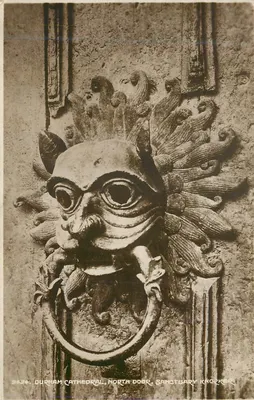 Catedral de Durham, Porta Norte, Alçapão do Santuário — detalhe escultórico de um rosto de leão com coroa de folhas