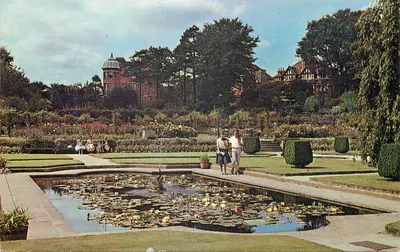 Jardim da Villa de la Rose — vista do lago com nenúfares — editor não visível