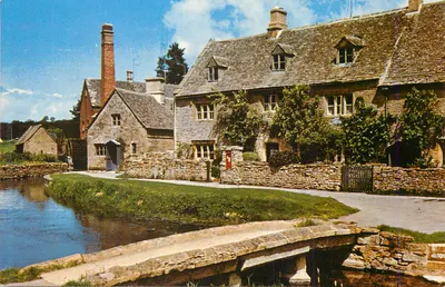 Vila de Chipping Campden — vista do canal e das casas de pedra — editor não identificável