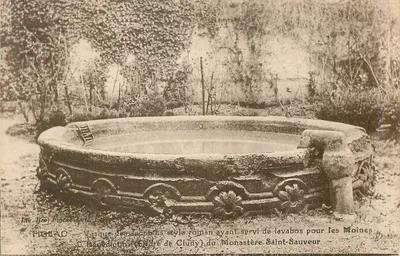 Figeac — Vasque dos Jacobinos no estilo romano que serviu como lavatório para os monges beneditinos (Ordem de Cluny) do Mosteiro de São Salvador