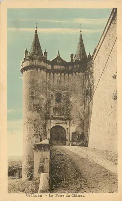 Grignan - A Porta do Castelo — visão da porta de entrada com torres cônicas