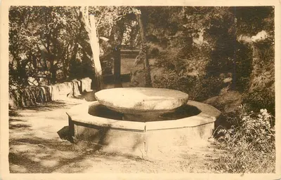 Fonte de pedra — parque ou jardim — editor não identificável