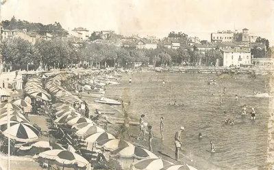 Praia animada — banhistas e guarda-sóis — editor desconhecido