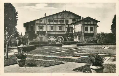 Vila de estilo tradicional — jardim geométrico — editor não visível