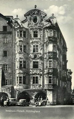 Innsbruck-Altstadt. Hölblinghaus — edifício barroco ornado, rua comercial