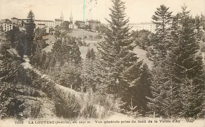 LA LOUVESC (Ardèche), alt. 1050 m. — Vista geral tirada do fundo da Vale d'Ay