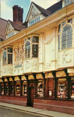 Clerkenwell — fachada decorada com um brasão e esculturas — editor não visível