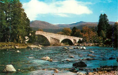 Ponte de pedra sobre o rio — Escócia — editor não visível