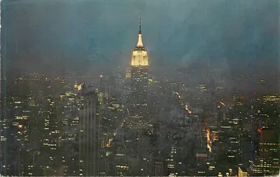 Visão noturna de Nova York — Empire State Building iluminado — editor não visível