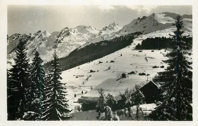 Paisagem alpina invernal — chalés e montanhas nevadas — editor não identificável