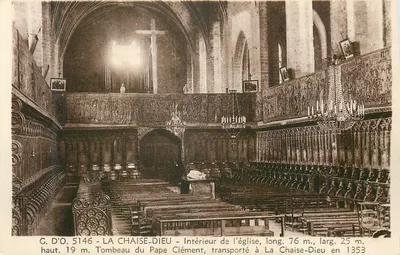 Interior da igreja em La Chaise-Dieu — Túmulo do Papa Clemente, transportado em 1353
