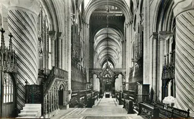 Interior da catedral — vista da nave — editor não visível