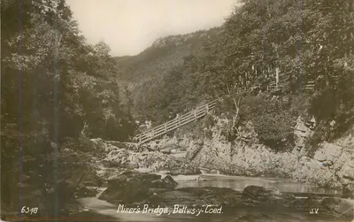 Ponte dos Mineiros, Bettws-y-Coed — ponte de madeira sobre um riacho encaixado — d.l.V.